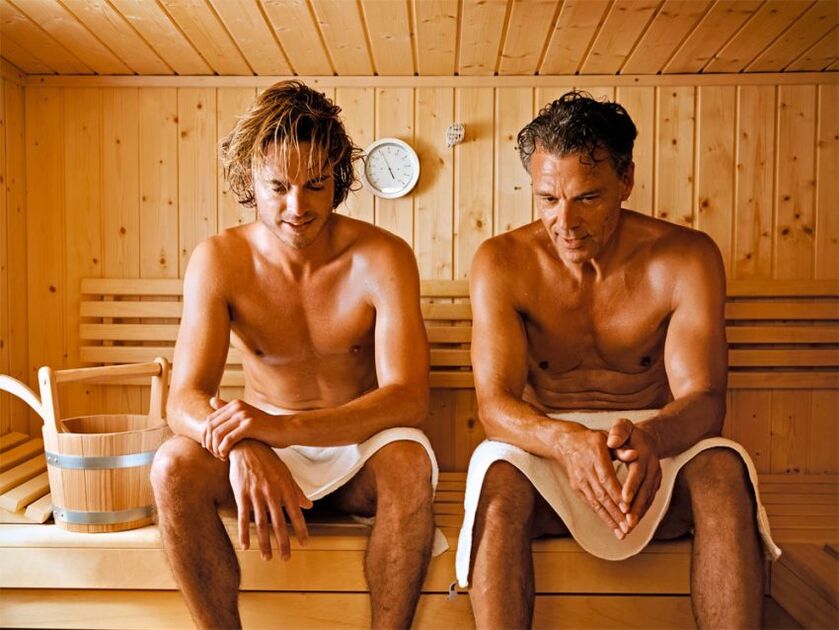 Des hommes visitent un sauna pour traiter une prostatite